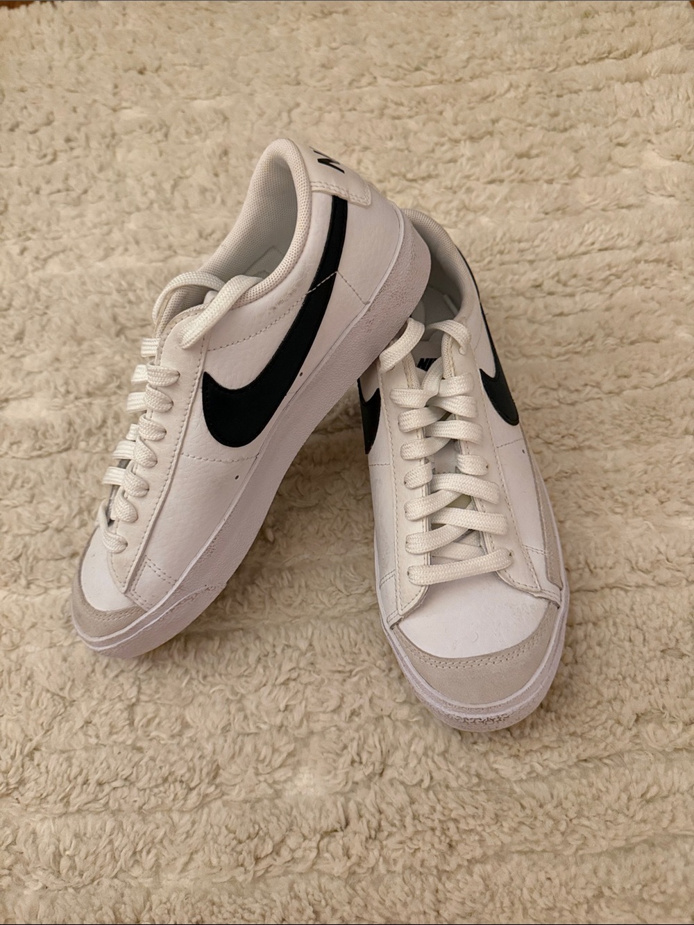 NIKE TENNIS SHOES - OFFERS ACCEPTED